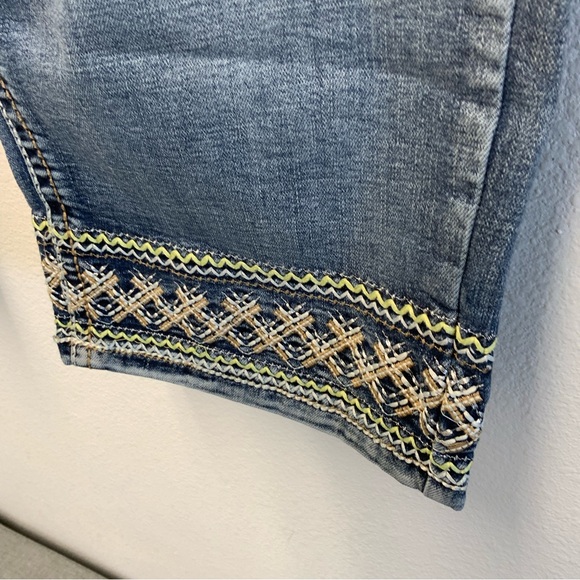 Light Jean Capris - Picture 2 of 8